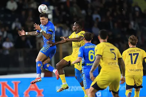 أنعش آماله.. إمبولي يهزم 10 لاعبين من بارما في الدوري الإيطالي